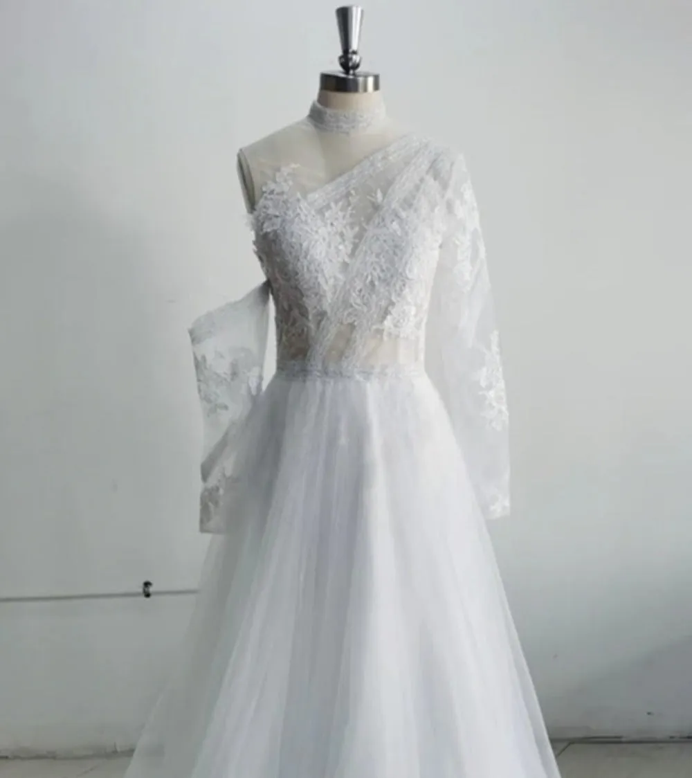 Women's Long Sleeved White Appliques Lace Wedding Dress