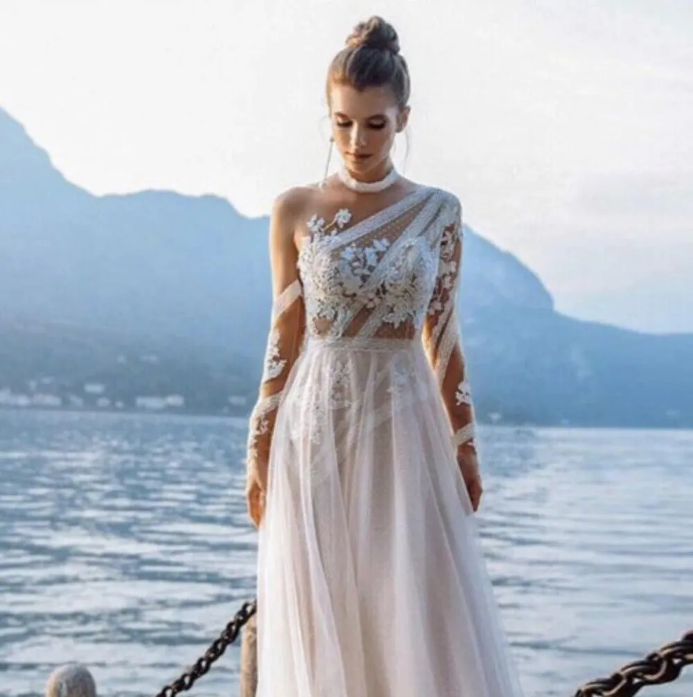 Women's Long Sleeved White Appliques Lace Wedding Dress